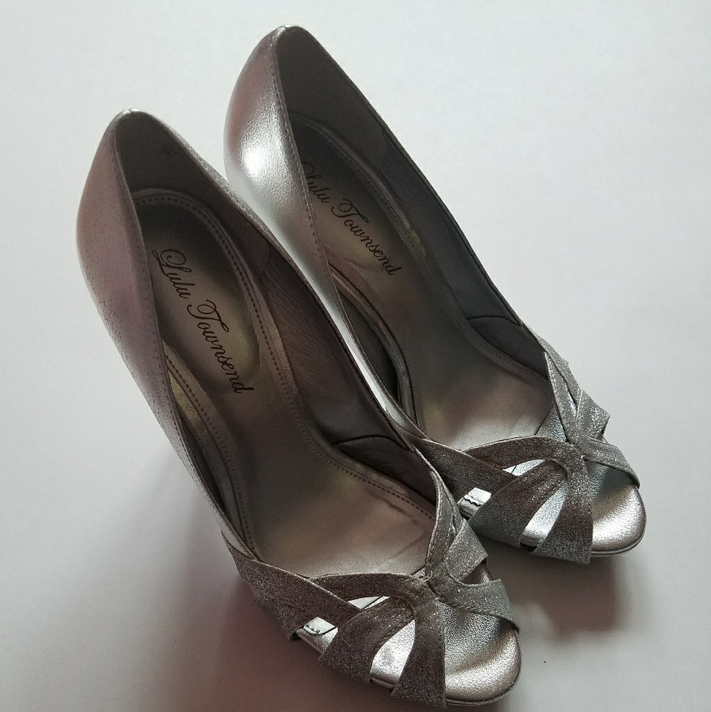 Silver open-toed pump